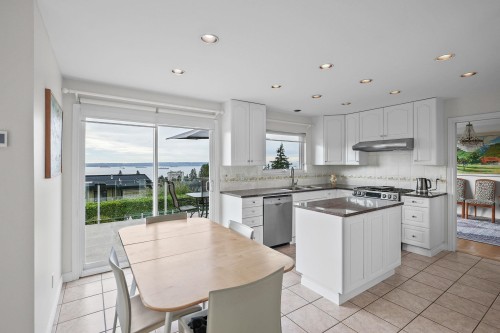 2316 Nelson Avenue, West Vancouver, BC - Indoor Photo Showing Kitchen With Double Sink With Upgraded Kitchen