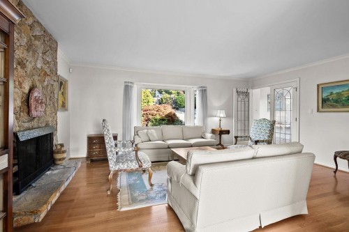 2316 Nelson Avenue, West Vancouver, BC - Indoor Photo Showing Living Room With Fireplace