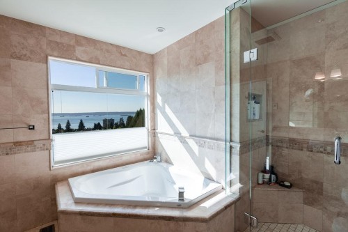 2316 Nelson Avenue, West Vancouver, BC - Indoor Photo Showing Bathroom