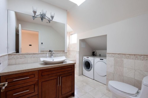 2316 Nelson Avenue, West Vancouver, BC - Indoor Photo Showing Laundry Room