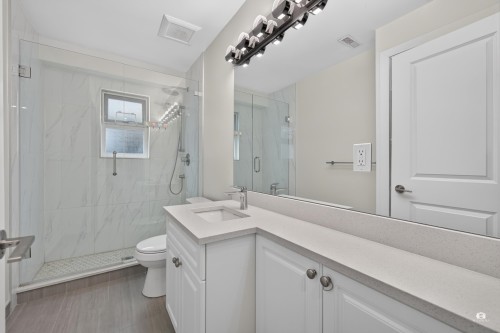 196 58Th Avenue E, Vancouver, BC - Indoor Photo Showing Bathroom