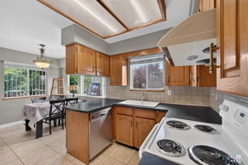 196 58Th Avenue E, Vancouver, BC - Indoor Photo Showing Kitchen