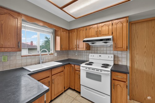 196 58Th Avenue E, Vancouver, BC - Indoor Photo Showing Kitchen With Double Sink