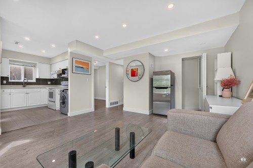 196 58Th Avenue E, Vancouver, BC - Indoor Photo Showing Kitchen
