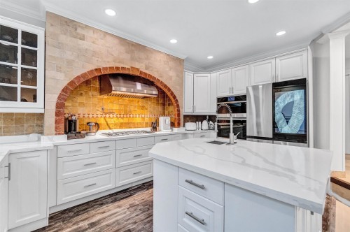 1219 Arborlynn Drive, North Vancouver, BC - Indoor Photo Showing Kitchen
