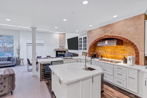1219 Arborlynn Drive, North Vancouver, BC - Indoor Photo Showing Kitchen