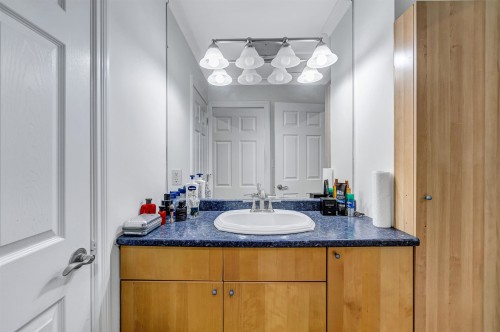 1219 Arborlynn Drive, North Vancouver, BC - Indoor Photo Showing Bathroom