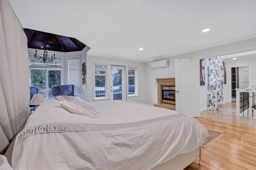 1219 Arborlynn Drive, North Vancouver, BC - Indoor Photo Showing Bedroom