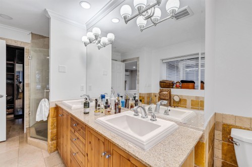 1219 Arborlynn Drive, North Vancouver, BC - Indoor Photo Showing Bathroom