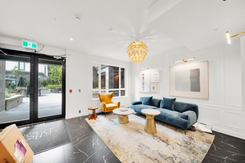 616-215 Mcbay Lane, Coquitlam, BC - Indoor Photo Showing Living Room