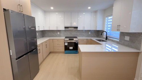 8711 Cullen Crescent, Richmond, BC - Indoor Photo Showing Kitchen With Upgraded Kitchen