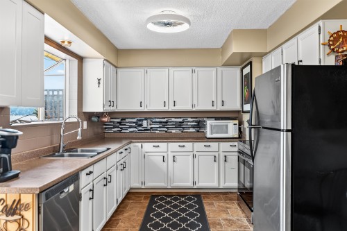 1849 North Road, Gibsons, BC - Indoor Photo Showing Kitchen With Double Sink