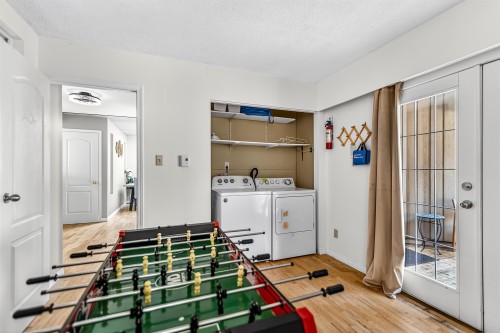 1849 North Road, Gibsons, BC - Indoor Photo Showing Laundry Room
