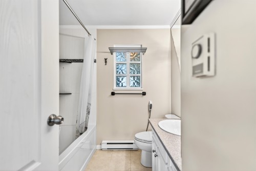 1849 North Road, Gibsons, BC - Indoor Photo Showing Bathroom
