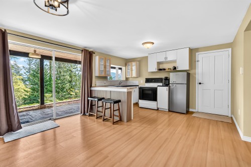 1849 North Road, Gibsons, BC - Indoor Photo Showing Kitchen