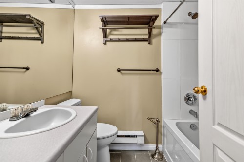1849 North Road, Gibsons, BC - Indoor Photo Showing Bathroom