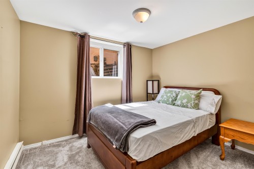 1849 North Road, Gibsons, BC - Indoor Photo Showing Bedroom