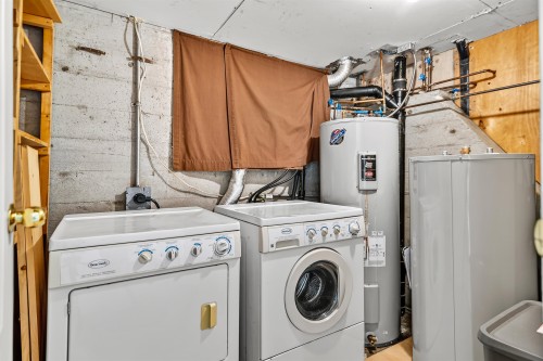 1849 North Road, Gibsons, BC - Indoor Photo Showing Laundry Room