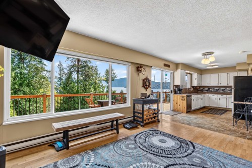 1849 North Road, Gibsons, BC - Indoor Photo Showing Living Room
