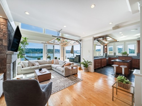 648 Alderside Road, Port Moody, BC - Indoor Photo Showing Living Room