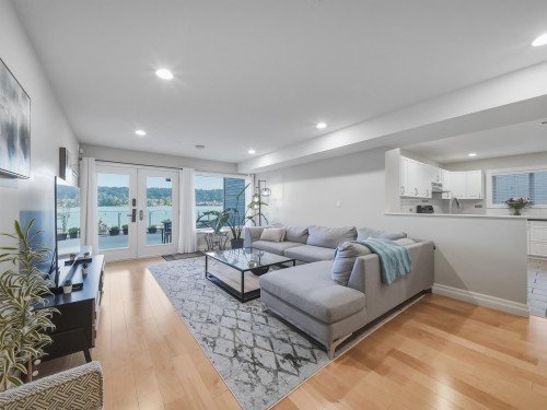 648 Alderside Road, Port Moody, BC - Indoor Photo Showing Living Room