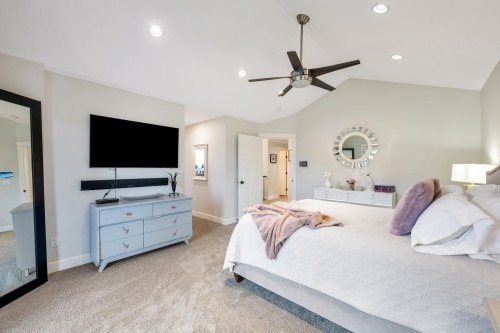 24640 101 Avenue, Maple Ridge, BC - Indoor Photo Showing Bedroom