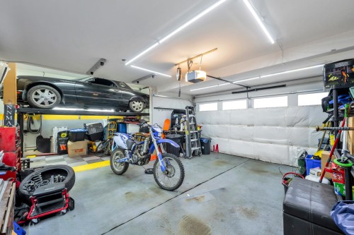 24640 101 Avenue, Maple Ridge, BC - Indoor Photo Showing Garage