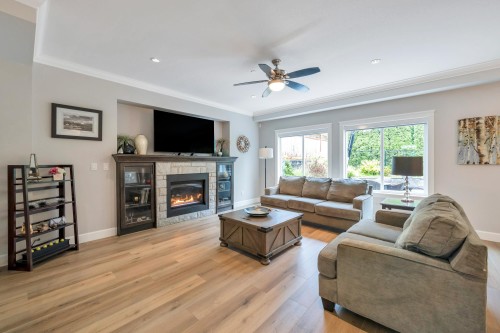 24640 101 Avenue, Maple Ridge, BC - Indoor Photo Showing Living Room With Fireplace