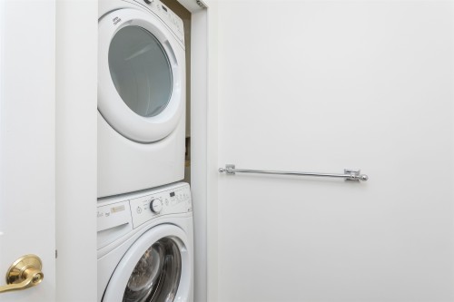 309-2 Renaissance Square, New Westminster, BC - Indoor Photo Showing Laundry Room