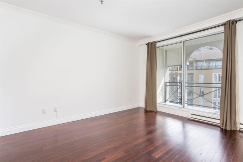 309-2 Renaissance Square, New Westminster, BC - Indoor Photo Showing Other Room