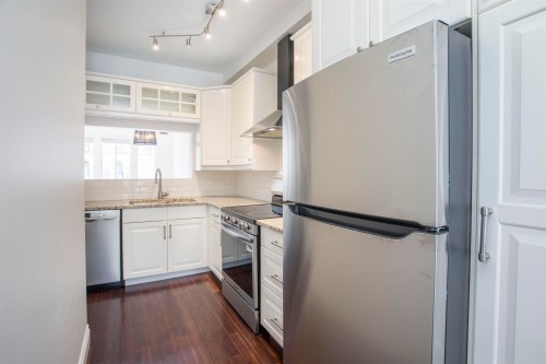 309-2 Renaissance Square, New Westminster, BC - Indoor Photo Showing Kitchen With Upgraded Kitchen