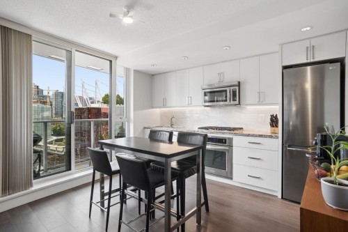 2201-918 Cooperage Way, Vancouver, BC - Indoor Photo Showing Kitchen With Upgraded Kitchen
