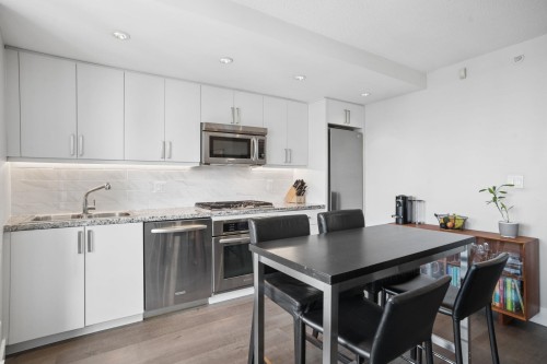 2201-918 Cooperage Way, Vancouver, BC - Indoor Photo Showing Kitchen With Upgraded Kitchen