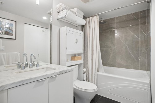 2201-918 Cooperage Way, Vancouver, BC - Indoor Photo Showing Bathroom