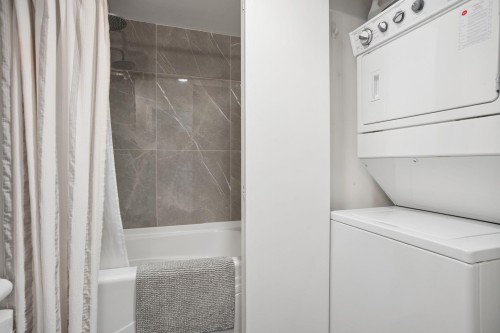 2201-918 Cooperage Way, Vancouver, BC - Indoor Photo Showing Laundry Room
