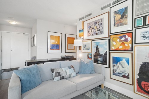 2201-918 Cooperage Way, Vancouver, BC - Indoor Photo Showing Living Room