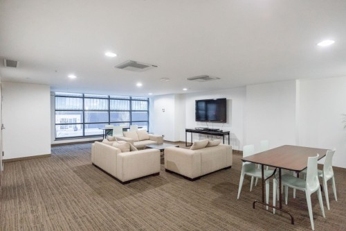 2201-918 Cooperage Way, Vancouver, BC - Indoor Photo Showing Living Room