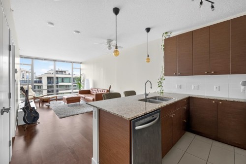 1507-7360 Elmbridge Way, Richmond, BC - Indoor Photo Showing Kitchen With Double Sink