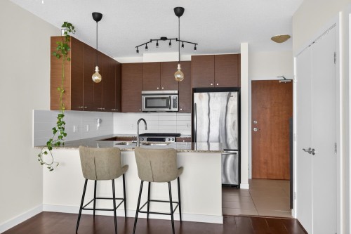 1507-7360 Elmbridge Way, Richmond, BC - Indoor Photo Showing Kitchen With Stainless Steel Kitchen With Double Sink With Upgraded Kitchen
