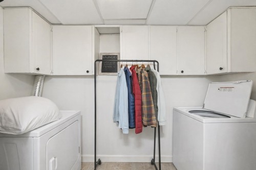 875 Porteau Place, North Vancouver, BC - Indoor Photo Showing Laundry Room