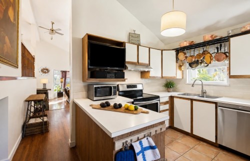 875 Porteau Place, North Vancouver, BC - Indoor Photo Showing Kitchen