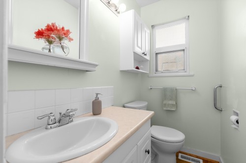 646 Windsor Road E, North Vancouver, BC - Indoor Photo Showing Bathroom