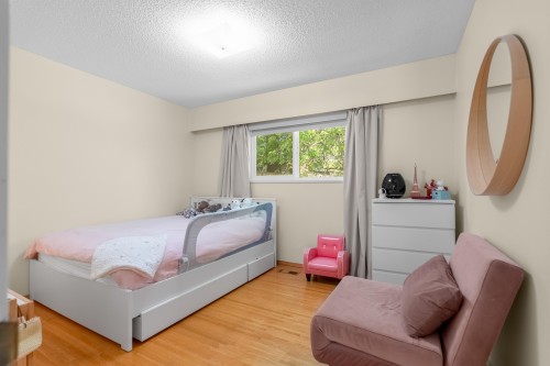646 Windsor Road E, North Vancouver, BC - Indoor Photo Showing Bedroom