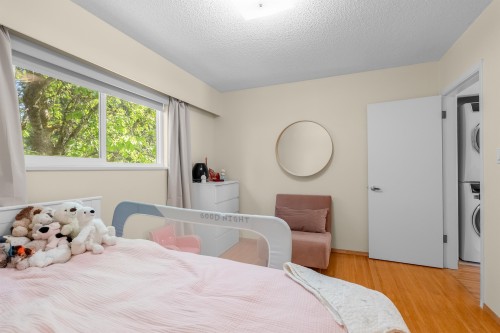 646 Windsor Road E, North Vancouver, BC - Indoor Photo Showing Bedroom