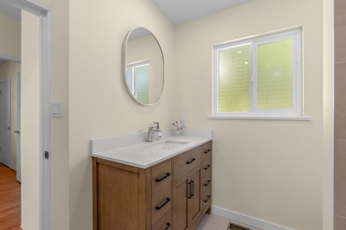 646 Windsor Road E, North Vancouver, BC - Indoor Photo Showing Bathroom