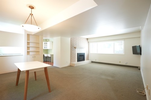 646 Windsor Road E, North Vancouver, BC - Indoor With Fireplace