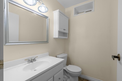 646 Windsor Road E, North Vancouver, BC - Indoor Photo Showing Bathroom