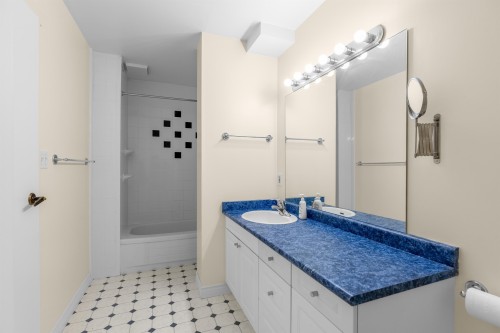 646 Windsor Road E, North Vancouver, BC - Indoor Photo Showing Bathroom