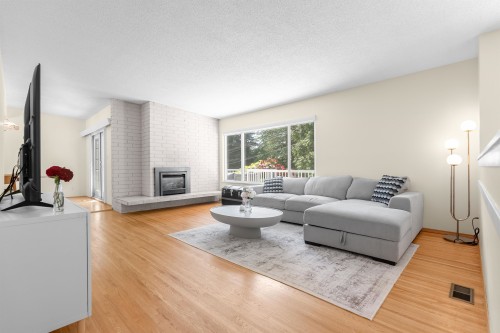 646 Windsor Road E, North Vancouver, BC - Indoor Photo Showing Living Room With Fireplace
