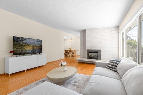646 Windsor Road E, North Vancouver, BC - Indoor Photo Showing Living Room With Fireplace